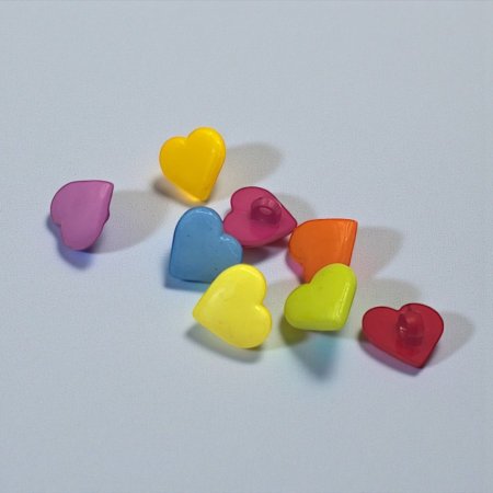 زر ملابس أطفال ملون-قلب