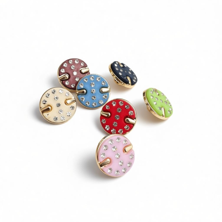 زر ملابس ملون مع عنق