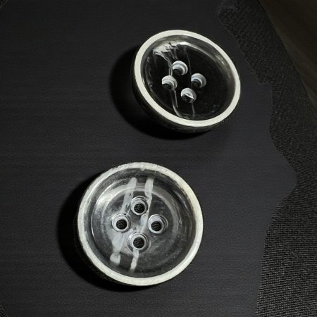 زر ملابس أسود مموج