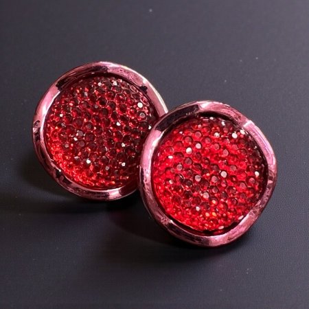 زر ملابس مع عنق-أحمر